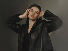 MissaCrystall - female with brown hair webcam at LiveJasmin