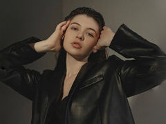 MissaCrystall - female with brown hair webcam at LiveJasmin