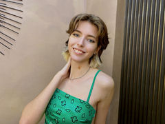 MistyWade - female with brown hair webcam at LiveJasmin
