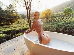 MoniqueHot - female with brown hair webcam at LiveJasmin