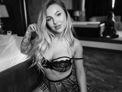 NicoleCesarov - female with brown hair and  big tits webcam at LiveJasmin