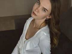 NikkiLane - female with brown hair webcam at LiveJasmin