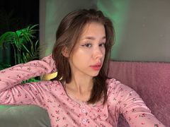 OdiliaHanchett - female with brown hair webcam at LiveJasmin