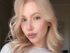 LaurindaLupacchino - female with brown hair webcam at xLoveCam