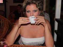 ParadisApples - female with brown hair webcam at LiveJasmin