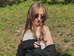 PearleNaysmith - female with brown hair webcam at LiveJasmin