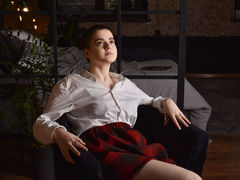 PhoebeJones - female with brown hair webcam at xLoveCam