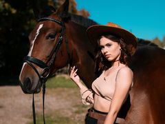 PollyKeats - female with brown hair webcam at LiveJasmin