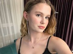 QueenieBurtt - female with brown hair and  big tits webcam at LiveJasmin