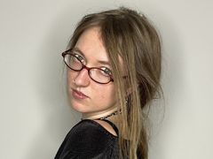 QueenieReynaga - female webcam at LiveJasmin