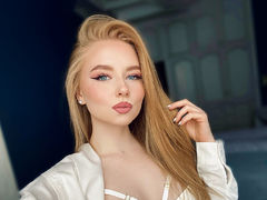 RheaMood - female with red hair webcam at ImLive