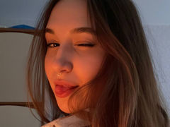 RiannaBrown - female with brown hair webcam at StripChat