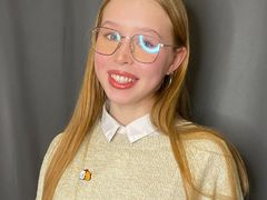 RomanaGuethle - female with brown hair webcam at LiveJasmin