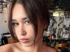 RoslynPennino - female with brown hair webcam at LiveJasmin