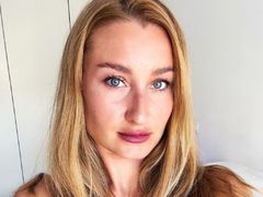 RoxanneEclipse - female with brown hair and  small tits webcam at LiveJasmin