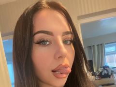 Roxiigirl - female with brown hair and  big tits webcam at LiveJasmin
