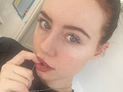 Roxiigirl - female with brown hair and  big tits webcam at LiveJasmin