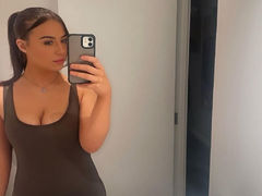 Roxiigirl - female with brown hair and  big tits webcam at LiveJasmin