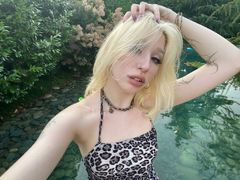 SallyCha - blond female webcam at LiveJasmin