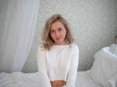 SandraGray - blond female webcam at LiveJasmin
