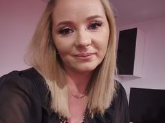 SandraKis - blond female webcam at LiveJasmin