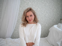 SandraGray - blond female webcam at LiveJasmin