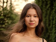 SaraDenar - female with brown hair webcam at LiveJasmin