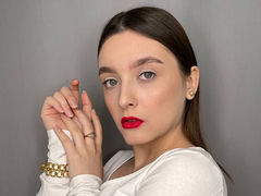 SaraRein - female with brown hair webcam at LiveJasmin