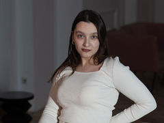 SaraRein - female with brown hair webcam at LiveJasmin