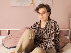 SarahThomsons - female with brown hair webcam at LiveJasmin