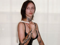 SkinnySelina - female with brown hair webcam at LiveJasmin