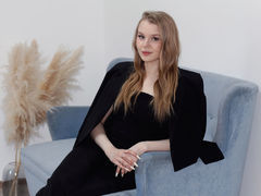 SnezhanaMartin - blond female webcam at LiveJasmin