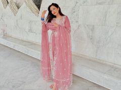 SofiaScort - female with black hair webcam at LiveJasmin