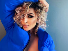 SophieChase - blond female webcam at LiveJasmin