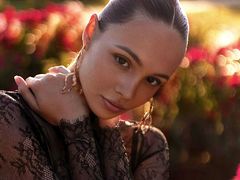 AvroraLovinson - female with brown hair webcam at LiveJasmin