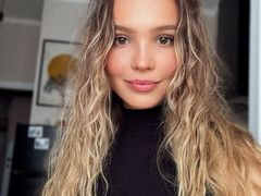 AvroraLovinson - female with brown hair webcam at LiveJasmin