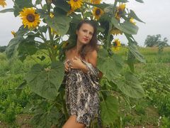 SparkArya - female with brown hair webcam at LiveJasmin