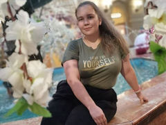 StellaSunnie - female with brown hair and  big tits webcam at LiveJasmin