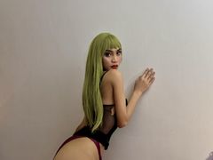 SummerFerragamo - shemale with black hair webcam at LiveJasmin