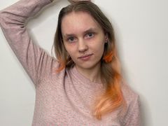 SundayGist - female with brown hair webcam at LiveJasmin