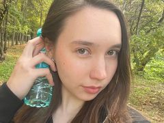 SuzanneVega - female with brown hair webcam at LiveJasmin