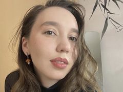 SuzanneVega - female with brown hair webcam at LiveJasmin