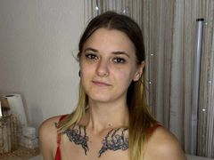 SuzyMiu - blond female webcam at LiveJasmin