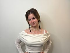 TamelaGreenham - female with brown hair webcam at LiveJasmin