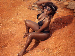 TaniaReagan - female with brown hair and  big tits webcam at LiveJasmin