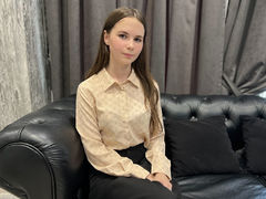 ThaliaCroft - female with brown hair webcam at LiveJasmin