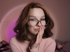 TiaraDinkle - female with brown hair webcam at LiveJasmin