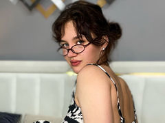 TrinitiMoon - female with brown hair and  small tits webcam at LiveJasmin