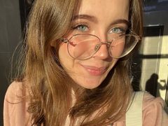 ValeriaFesmire - female with brown hair webcam at LiveJasmin