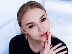 VellaRobinsonn - blond female webcam at LiveJasmin